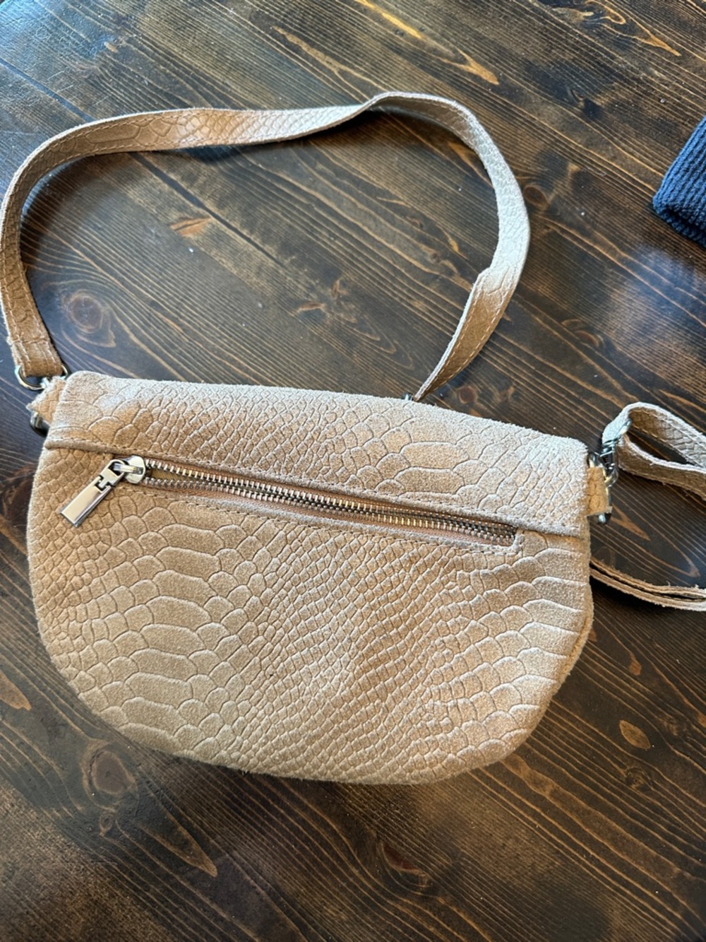 Debbie Katz snakeskin Textured Taupe Crossbody sling Bag with Adjustable Strap - Picture 2 of 5